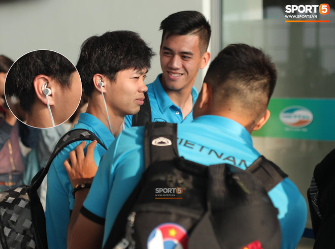 AFF CUP 2018: C&ocirc;ng Phượng v&agrave; c&aacute;c cầu thủ ở s&acirc;n bay - Ảnh 2.