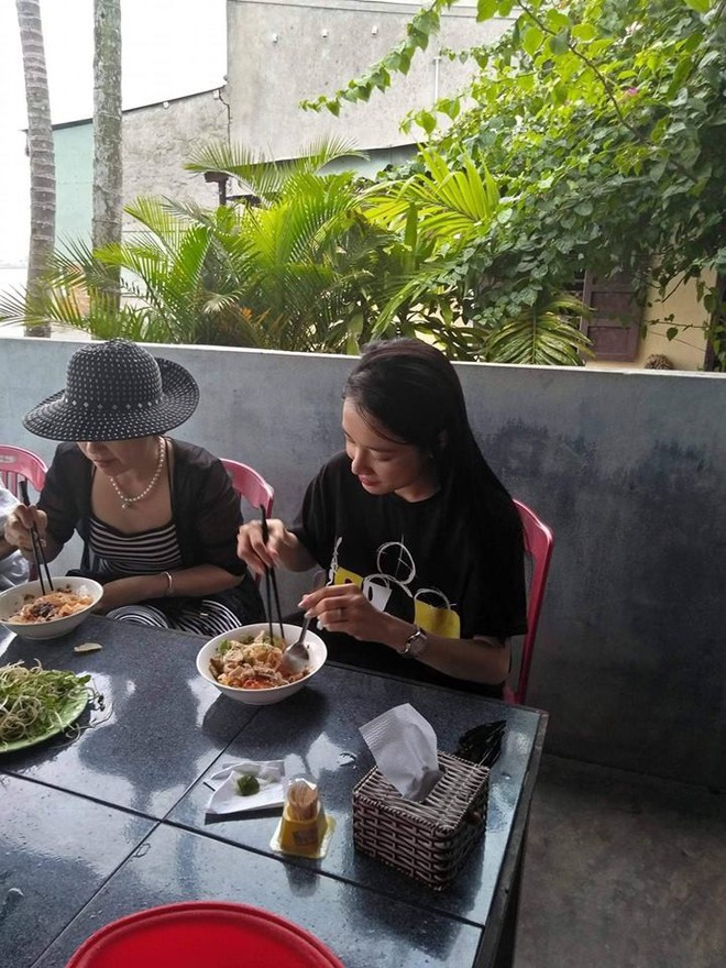 Trường Giang - Nh&atilde; Phương t&iacute;ch cực diện đồ đ&ocirc;i, c&ugrave;ng về qu&ecirc; Quảng Nam sau hơn 1 th&aacute;ng l&agrave;m đ&aacute;m cưới - Ảnh 1.