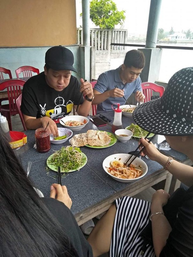 Trường Giang - Nh&atilde; Phương t&iacute;ch cực diện đồ đ&ocirc;i, c&ugrave;ng về qu&ecirc; Quảng Nam sau hơn 1 th&aacute;ng l&agrave;m đ&aacute;m cưới - Ảnh 2.