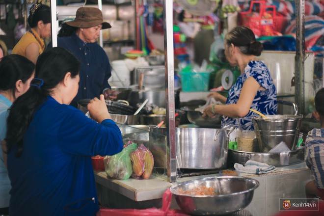 Buổi sáng tại khu chợ lâu năm ở Sài Gòn: đẹp như một thước phim, đồ ăn ngập tràn khắp nơi - Ảnh 7.