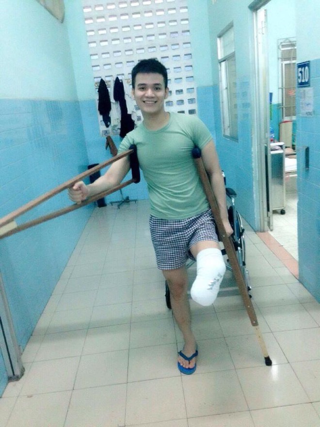 Chuyện chàng trai Sài Gòn mất một chân vẫn ngày ngày chăm sóc cụ già neo đơn nằm liệt giường - Ảnh 1.