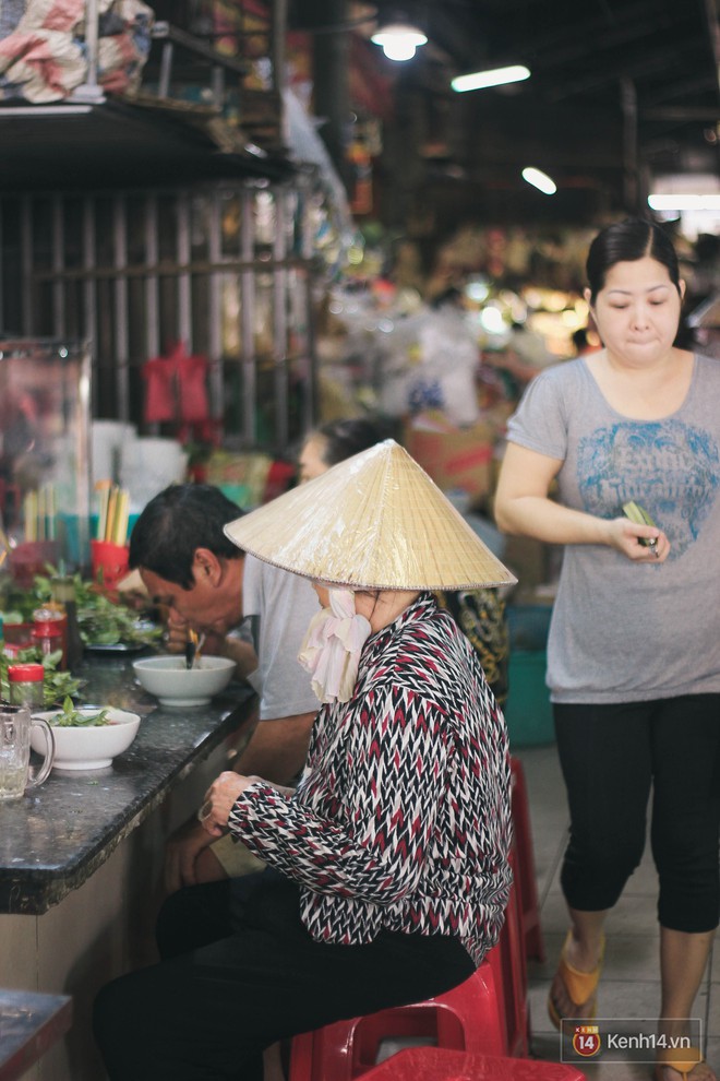 Buổi sáng tại khu chợ lâu năm ở Sài Gòn: đẹp như một thước phim, đồ ăn ngập tràn khắp nơi - Ảnh 2.