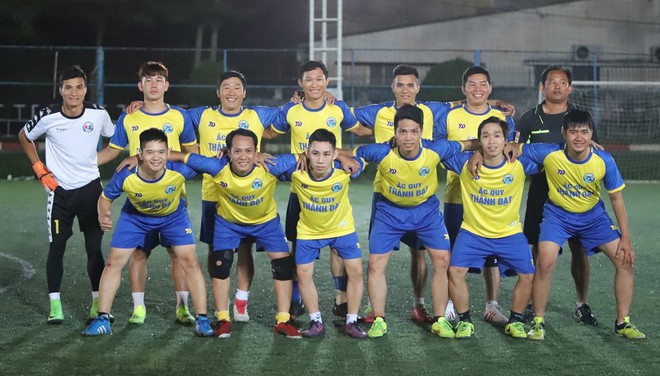 Kh&ocirc;ng được dự AFF Cup 2018, Minh Vương tả xung hữu đột tr&ecirc;n s&acirc;n phủi - Ảnh 2.