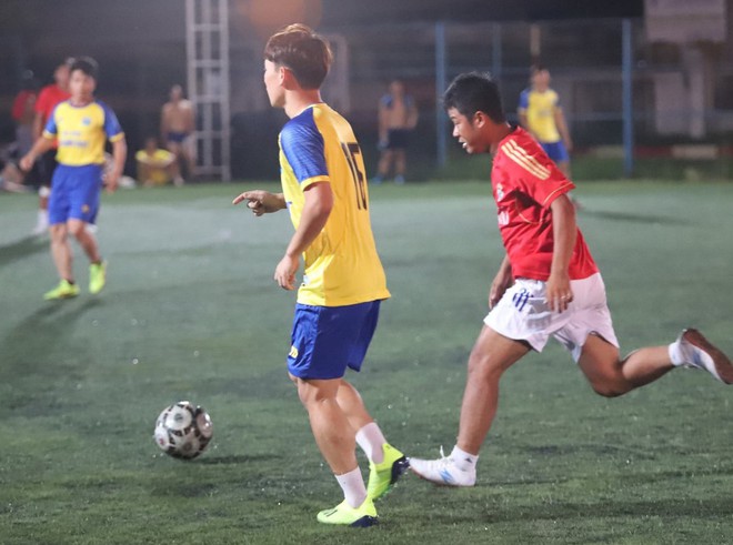 Kh&ocirc;ng được dự AFF Cup 2018, Minh Vương tả xung hữu đột tr&ecirc;n s&acirc;n phủi - Ảnh 6.