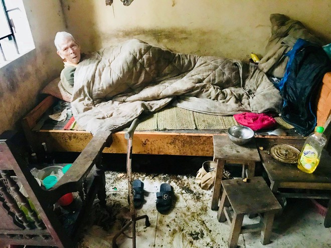 Chuyện chàng trai Sài Gòn mất một chân vẫn ngày ngày chăm sóc cụ già neo đơn nằm liệt giường - Ảnh 4.