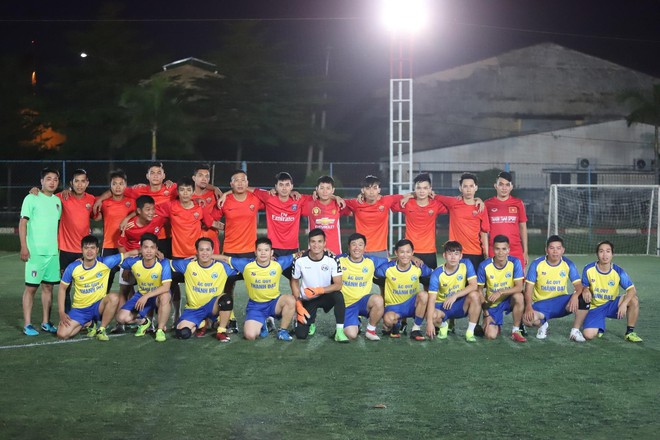 Kh&ocirc;ng được dự AFF Cup 2018, Minh Vương tả xung hữu đột tr&ecirc;n s&acirc;n phủi - Ảnh 1.