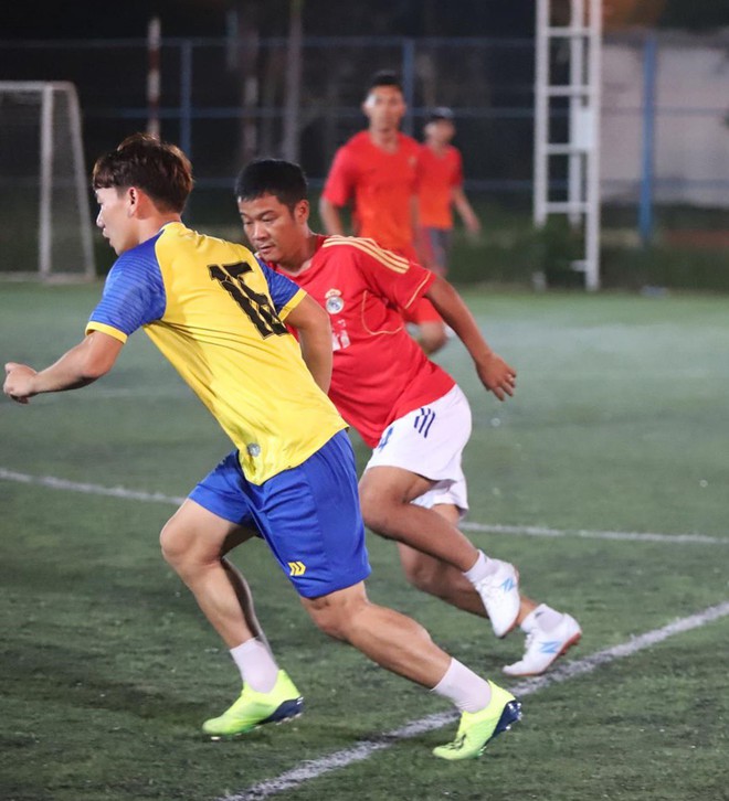 Kh&ocirc;ng được dự AFF Cup 2018, Minh Vương tả xung hữu đột tr&ecirc;n s&acirc;n phủi - Ảnh 4.
