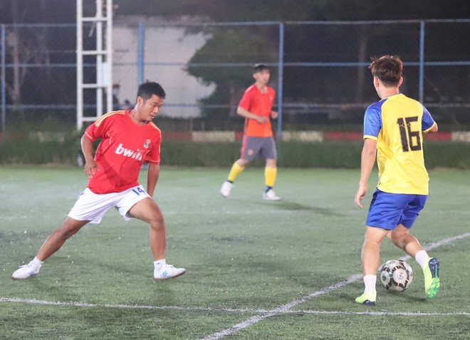 Kh&ocirc;ng được dự AFF Cup 2018, Minh Vương tả xung hữu đột tr&ecirc;n s&acirc;n phủi - Ảnh 3.