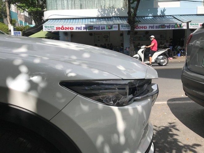 Gã đàn ông vô cớ đập phá ô tô giữa trung tâm Đà Nẵng - Ảnh 2.