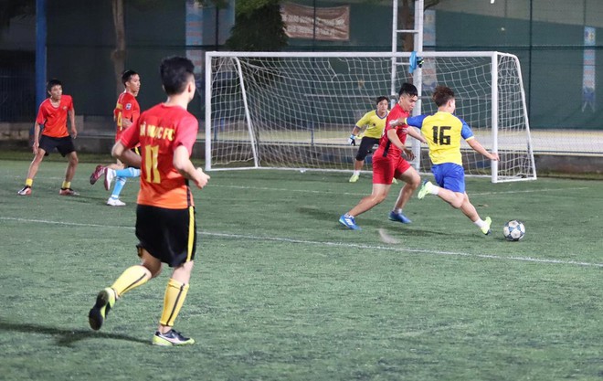 Kh&ocirc;ng được dự AFF Cup 2018, Minh Vương tả xung hữu đột tr&ecirc;n s&acirc;n phủi - Ảnh 5.