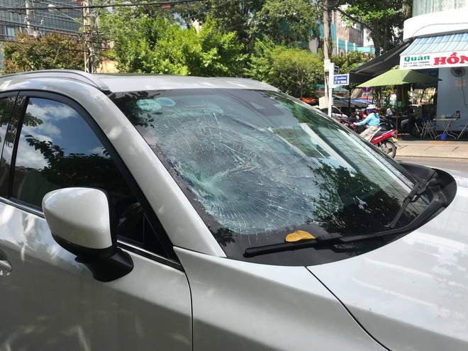 Gã đàn ông vô cớ đập phá ô tô giữa trung tâm Đà Nẵng - Ảnh 1.