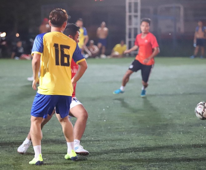 Kh&ocirc;ng được dự AFF Cup 2018, Minh Vương tả xung hữu đột tr&ecirc;n s&acirc;n phủi - Ảnh 7.