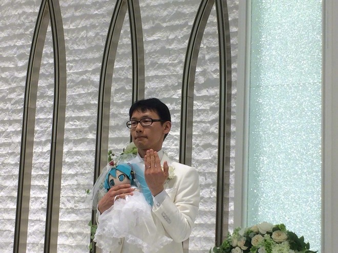 Một người đ&agrave;n &ocirc;ng Nhật Bản 35 tuổi vừa kết h&ocirc;n với nữ danh ca ảo đ&igrave;nh đ&aacute;m Hatsune Miku - Ảnh 1.