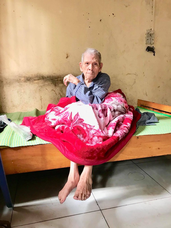 Chuyện chàng trai Sài Gòn mất một chân vẫn ngày ngày chăm sóc cụ già neo đơn nằm liệt giường - Ảnh 8.