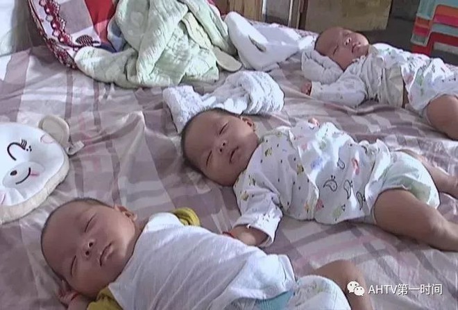 Trung Quốc: Sinh ba nhưng không nuôi nổi, mẹ trẻ mang con lên rao trên Tik Tok - Ảnh 1.