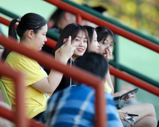 AFF CUP 2018: Đội tuyển Việt Nam mời CĐV rời sân cho buổi tập kín - Ảnh 2.