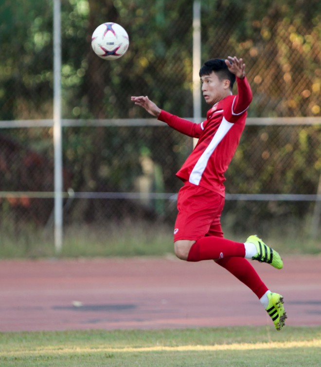 AFF CUP 2018: Đội tuyển Việt Nam mời CĐV rời sân cho buổi tập kín - Ảnh 10.