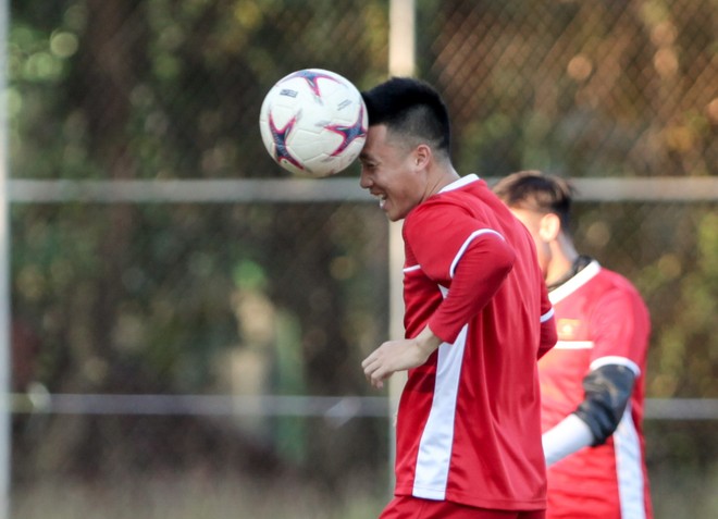 AFF CUP 2018: Đội tuyển Việt Nam mời CĐV rời sân cho buổi tập kín - Ảnh 11.