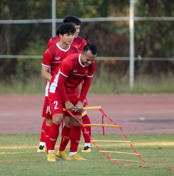 AFF CUP 2018: Đội tuyển Việt Nam mời CĐV rời sân cho buổi tập kín - Ảnh 8.