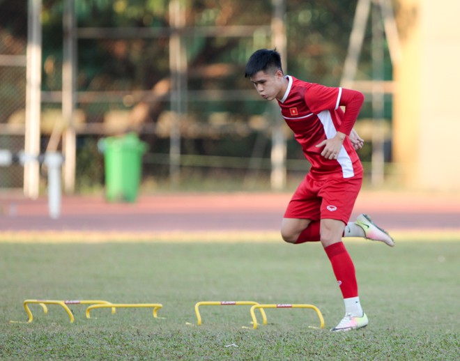 AFF CUP 2018: Đội tuyển Việt Nam mời CĐV rời sân cho buổi tập kín - Ảnh 13.