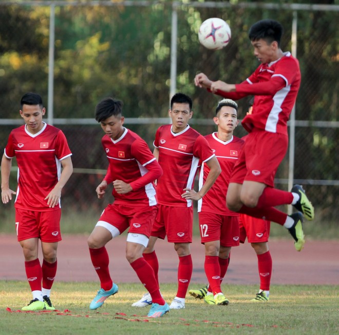 AFF CUP 2018: Đội tuyển Việt Nam mời CĐV rời sân cho buổi tập kín - Ảnh 9.