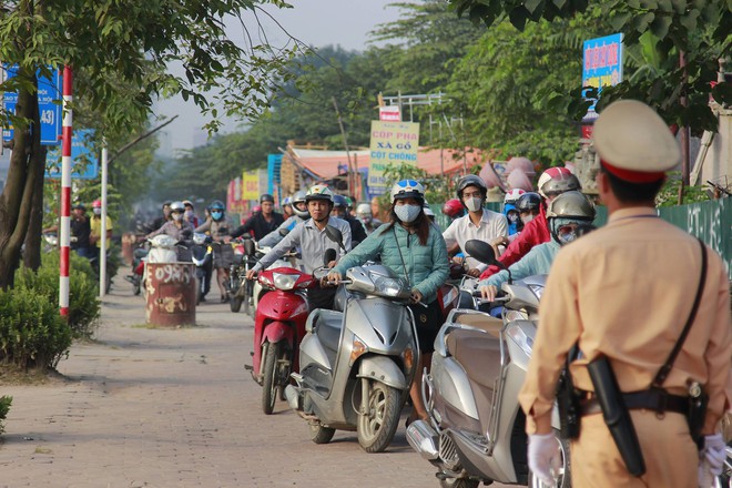 Người dân phải dắt bộ xe máy hàng trăm mét ngược vỉa hè để tránh ùn tắc: Hệ quả của xe buýt nhanh BRT? - Ảnh 3.