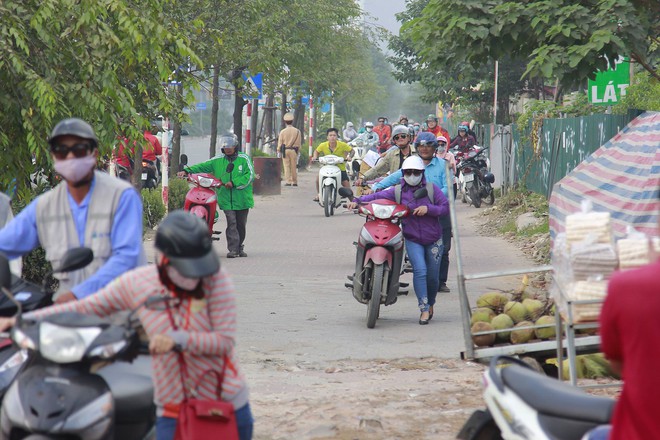 Người dân phải dắt bộ xe máy hàng trăm mét ngược vỉa hè để tránh ùn tắc: Hệ quả của xe buýt nhanh BRT? - Ảnh 5.