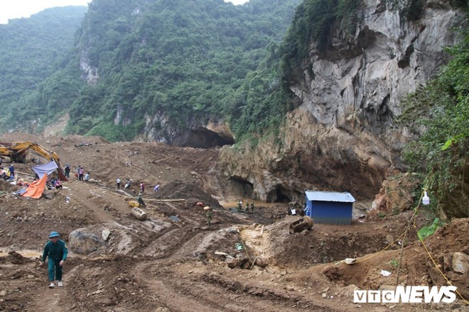 Sập mỏ vàng ở Hòa Bình, 2 người mắc kẹt: Vàng tặc khai thác rầm rập ngày đêm - Ảnh 1.