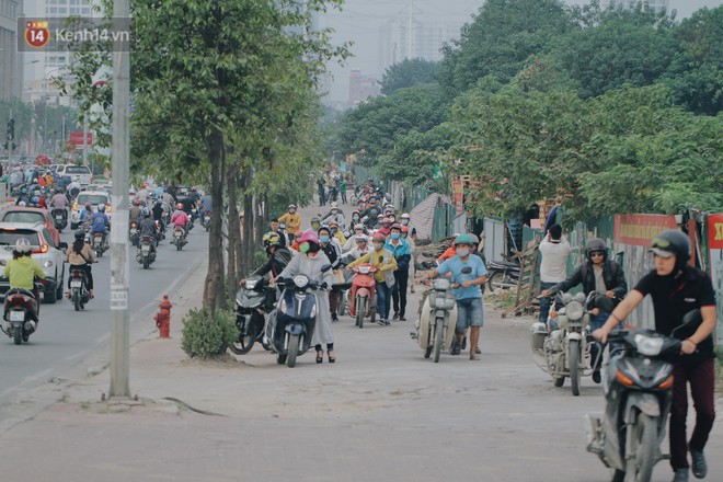 Hàng trăm người dắt xe máy ngược chiều trên vỉa hè: Dù biết là sai và đẩy như vậy mệt lắm nhưng cực chẳng đã... - Ảnh 4.