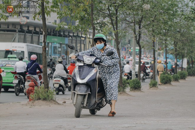 Hàng trăm người dắt xe máy ngược chiều trên vỉa hè: Dù biết là sai và đẩy như vậy mệt lắm nhưng cực chẳng đã... - Ảnh 8.