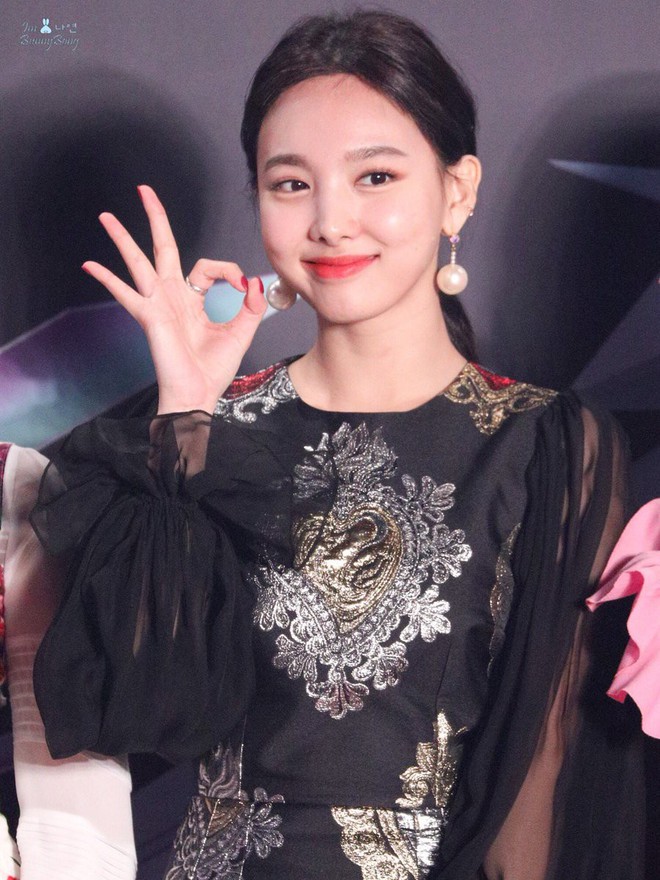 Ham hố cắt v&aacute;y cho sexy, Nayeon (Twice) vẫn kh&ocirc;ng &ldquo;sang&rdquo; bằng Địch Lệ Nhiệt Ba v&agrave; Ng&ocirc; Cẩn Ng&ocirc;n? - Ảnh 9.