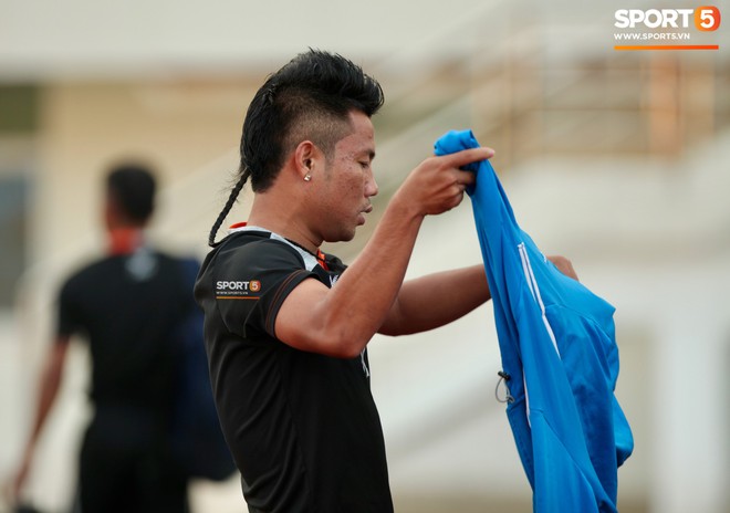 Tuyển thủ Lào chơi nhiều kiểu tóc dị, đi dép lê và tự lái xe máy tới sân tập - Ảnh 10.