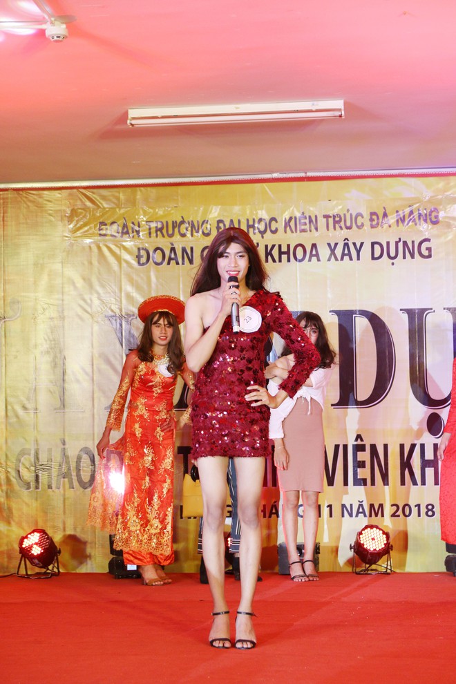 Lộ diện chàng trai đăng quang cuộc thi Miss nam sinh hot nhất hôm nay: Chân siêu thon và dài, mặt thanh tú baby như con gái - Ảnh 2.