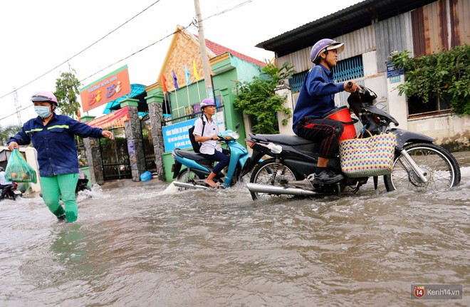 Triều cường d&acirc;ng cao ở S&agrave;i G&ograve;n, cha mẹ khổ sở đẩy xe lội nước đưa con đi học về - Ảnh 5.