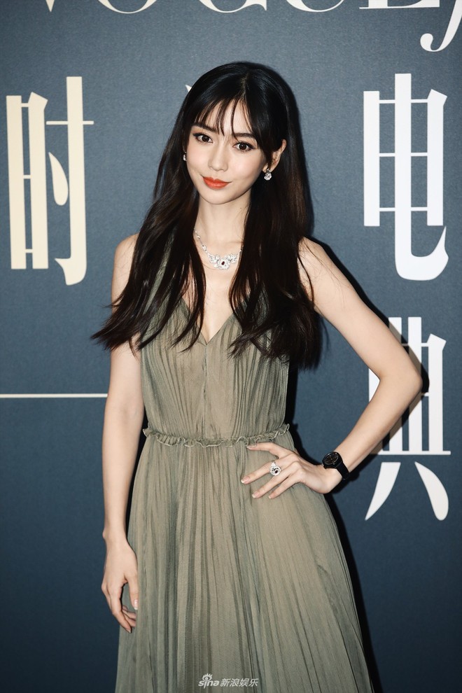 Thảm đỏ Vogue Film: Angela Baby đẹp như c&ocirc;ng ch&uacute;a, Triệu Vy lộ bọng mắt lớn b&ecirc;n Dương Mịch - Ảnh 1.