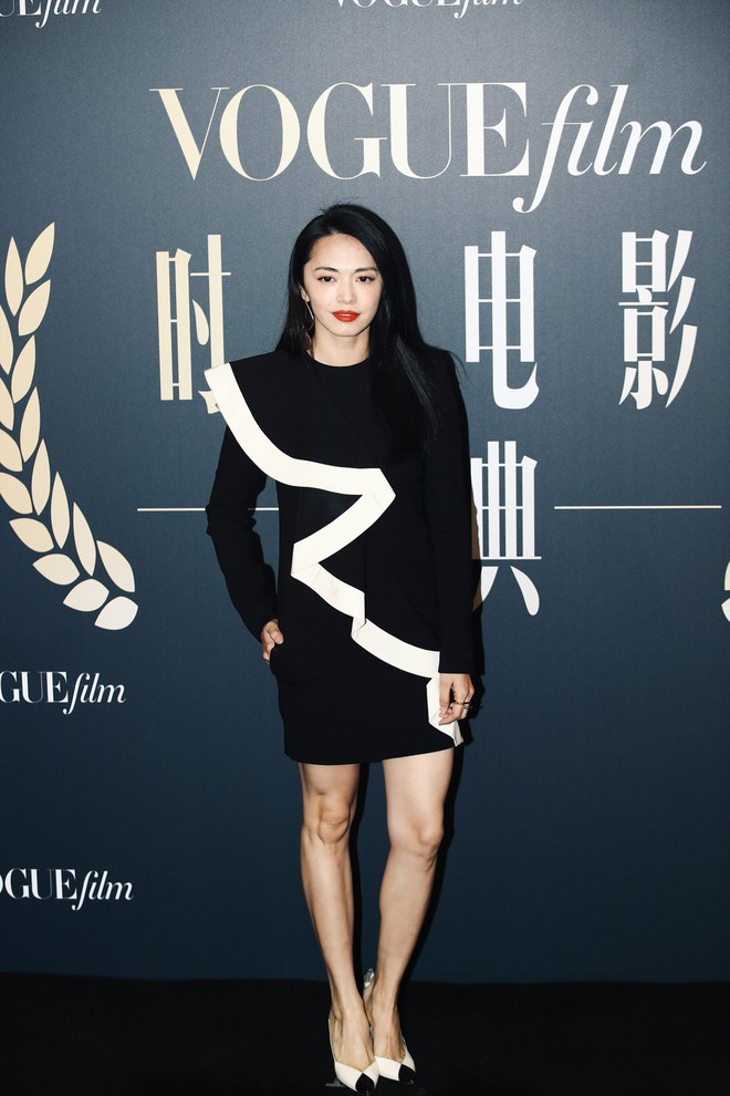 Thảm đỏ Vogue Film: Angela Baby đẹp như c&ocirc;ng ch&uacute;a, Triệu Vy lộ bọng mắt lớn b&ecirc;n Dương Mịch - Ảnh 15.