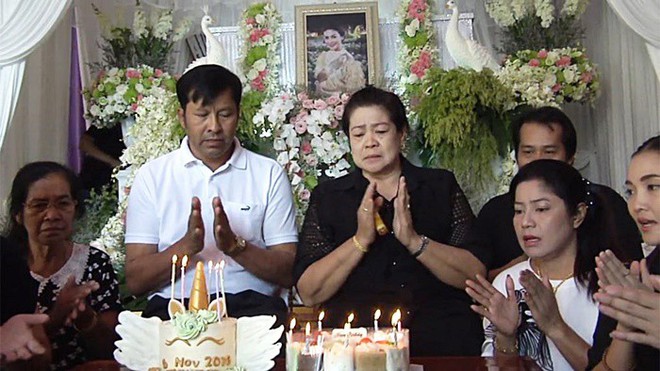 4 ngày sau tang lễ, gia đình nuốt nước mắt tổ chức sinh nhật cho Á hậu Thái tử nạn cùng chủ tịch Leicester - Ảnh 1.