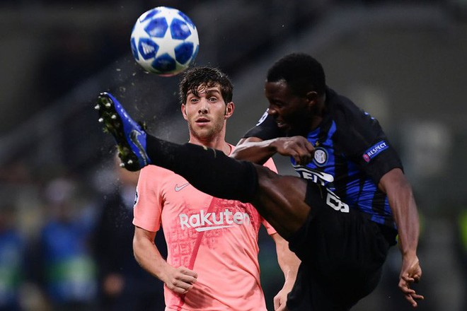 Hàng ăn cướp lập công, Barca vẫn mất điểm trên đất Italy - Ảnh 5.