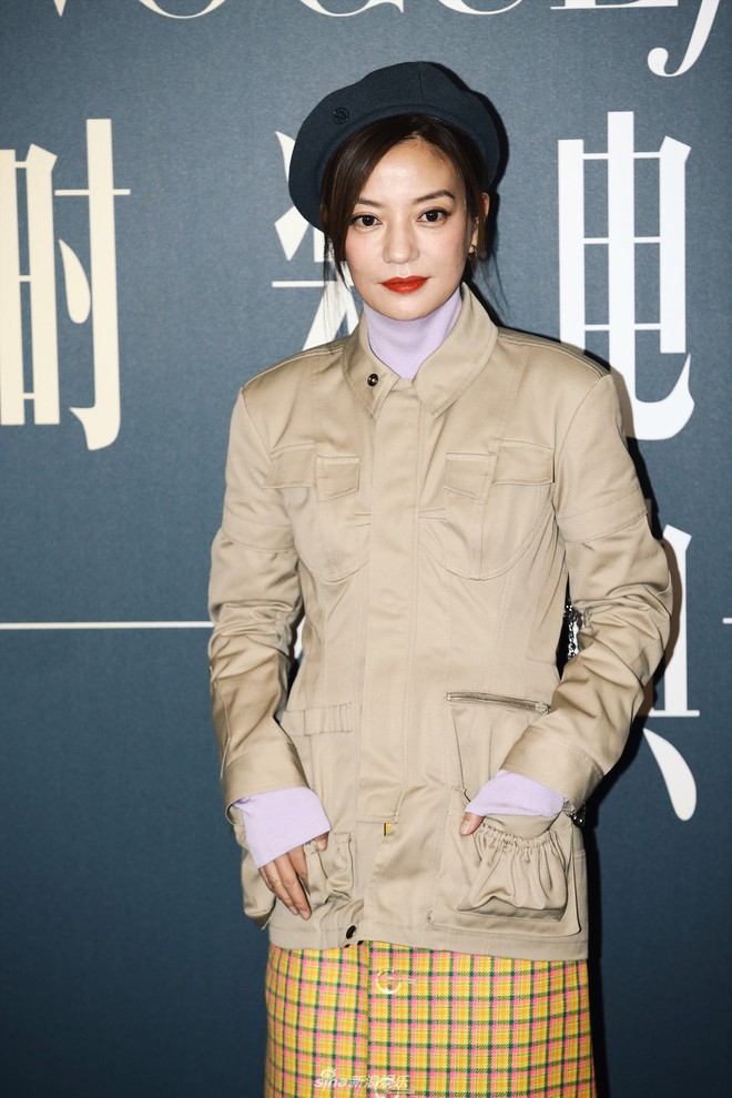 Thảm đỏ Vogue Film: Angela Baby đẹp như c&ocirc;ng ch&uacute;a, Triệu Vy lộ bọng mắt lớn b&ecirc;n Dương Mịch - Ảnh 8.