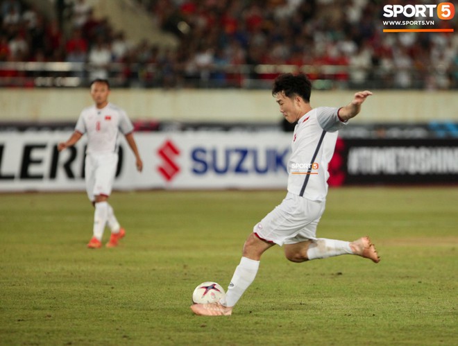 Đoàn Văn Hậu dùng tay chơi bóng, nhận thẻ vàng tại AFF CUP 2018 - Ảnh 10.