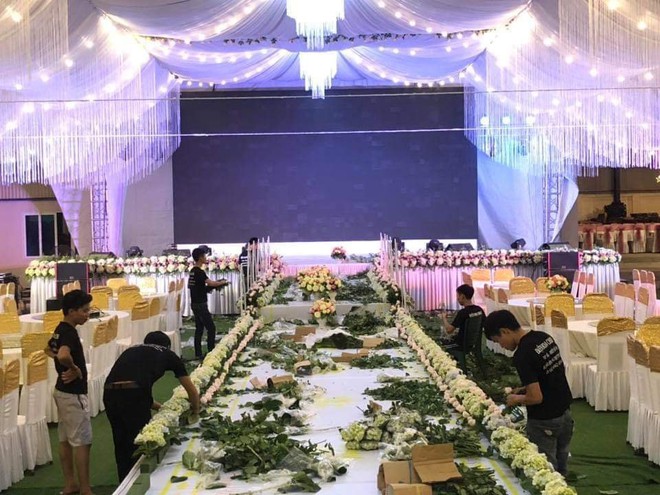 Xôn xao rạp cưới khủng được trang hoàng lộng lẫy trị giá hơn 800 triệu đồng và trang trí bằng 100% hoa tươi ở Vĩnh Phúc - Ảnh 2.