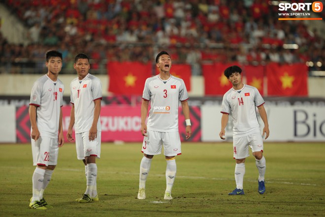 Đoàn Văn Hậu dùng tay chơi bóng, nhận thẻ vàng tại AFF CUP 2018- Ảnh 2.