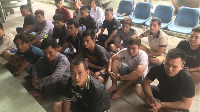Bình Dương: Hai băng nhóm 60 người “nói chuyện” bằng dao trong đêm, hàng chục cảnh sát trang bị súng để khống chế - Ảnh 1.