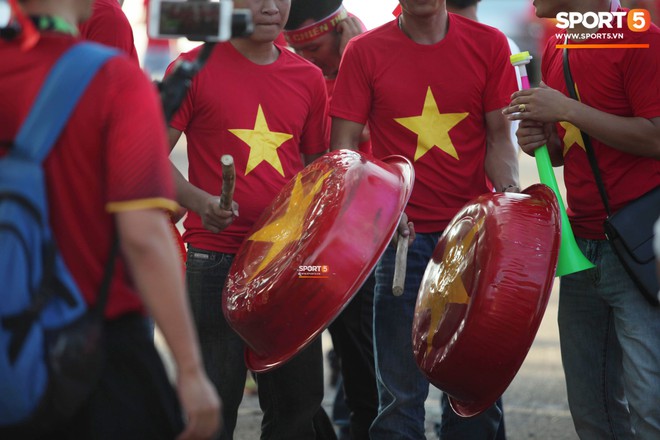 Đỏ rực cờ hoa trên đất Lào, CĐV Việt Nam biến sân khách thành sân nhà tại AFF Cup 2018  - Ảnh 10.