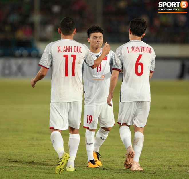 Đoàn Văn Hậu dùng tay chơi bóng, nhận thẻ vàng tại AFF CUP 2018 - Ảnh 12.