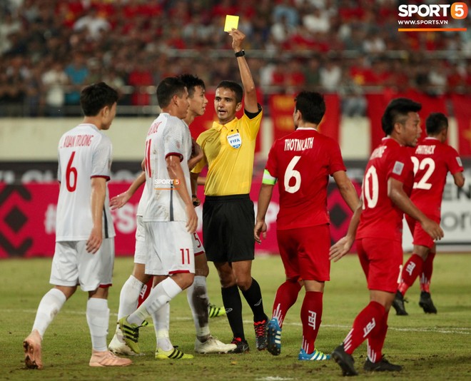 Đoàn Văn Hậu dùng tay chơi bóng, nhận thẻ vàng tại AFF CUP 2018 - Ảnh 5.