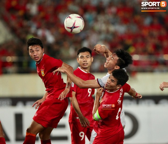 Đoàn Văn Hậu dùng tay chơi bóng, nhận thẻ vàng tại AFF CUP 2018 - Ảnh 3.