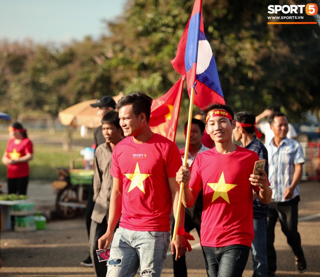 Đỏ rực cờ hoa trên đất Lào, CĐV Việt Nam biến sân khách thành sân nhà tại AFF Cup 2018  - Ảnh 2.