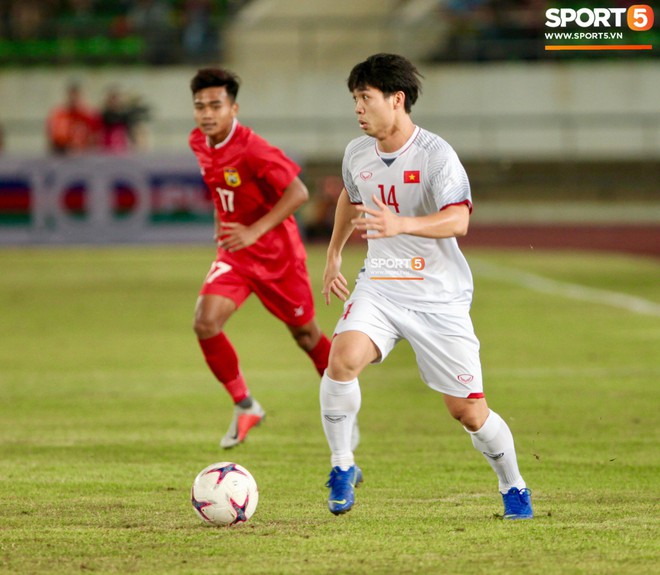 Đoàn Văn Hậu dùng tay chơi bóng, nhận thẻ vàng tại AFF CUP 2018 - Ảnh 8.