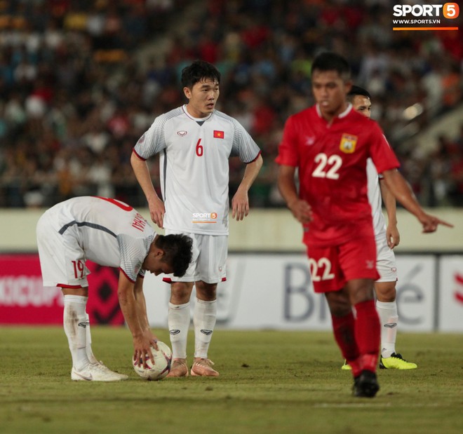 Đoàn Văn Hậu dùng tay chơi bóng, nhận thẻ vàng tại AFF CUP 2018 - Ảnh 11.